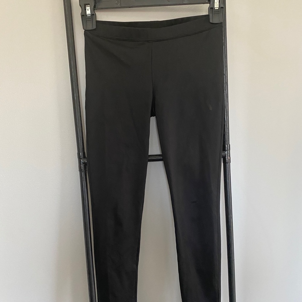 GTM black cropped athletic leggings.